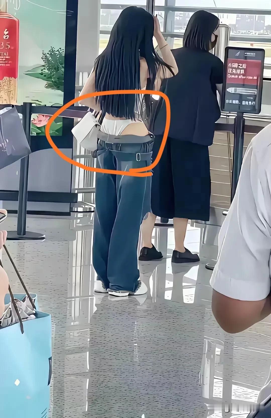 想不到啊，
现在的女性，
穿搭都这么开放了吗 ，
简直是惊掉下巴，不敢相信啊，