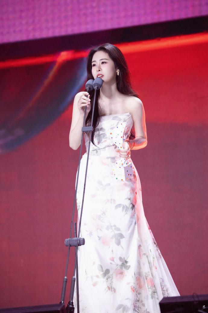 张碧晨获芭莎之夜年度女歌手 恭喜张碧晨在芭莎之夜获得年度女歌手，前天微博之夜的年