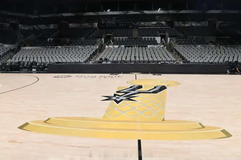 NBA总决赛传奇质感再度升华！阔别16载，中圈奥布莱恩金杯彩绘经典地板正式重返总