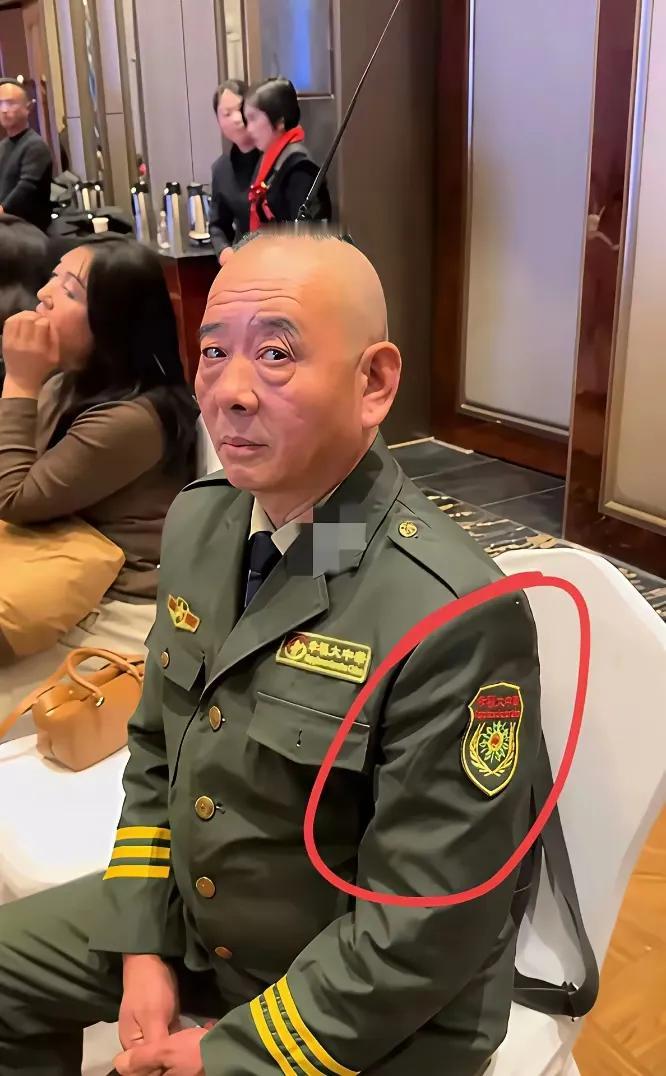 这是什么军种？军衔应该不低吧？[呲牙][呲牙][呲牙]