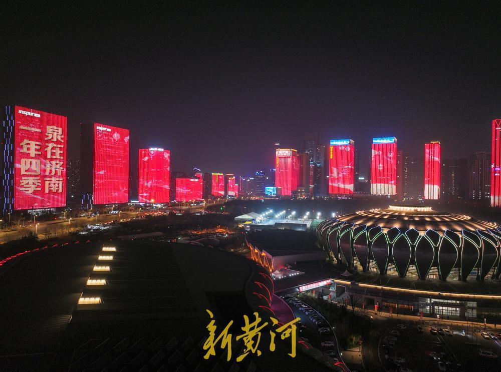 随着春节临近，经十路奥体中心附近灯火璀璨,一幅幅流光溢彩的光影画卷在楼宇间徐徐铺