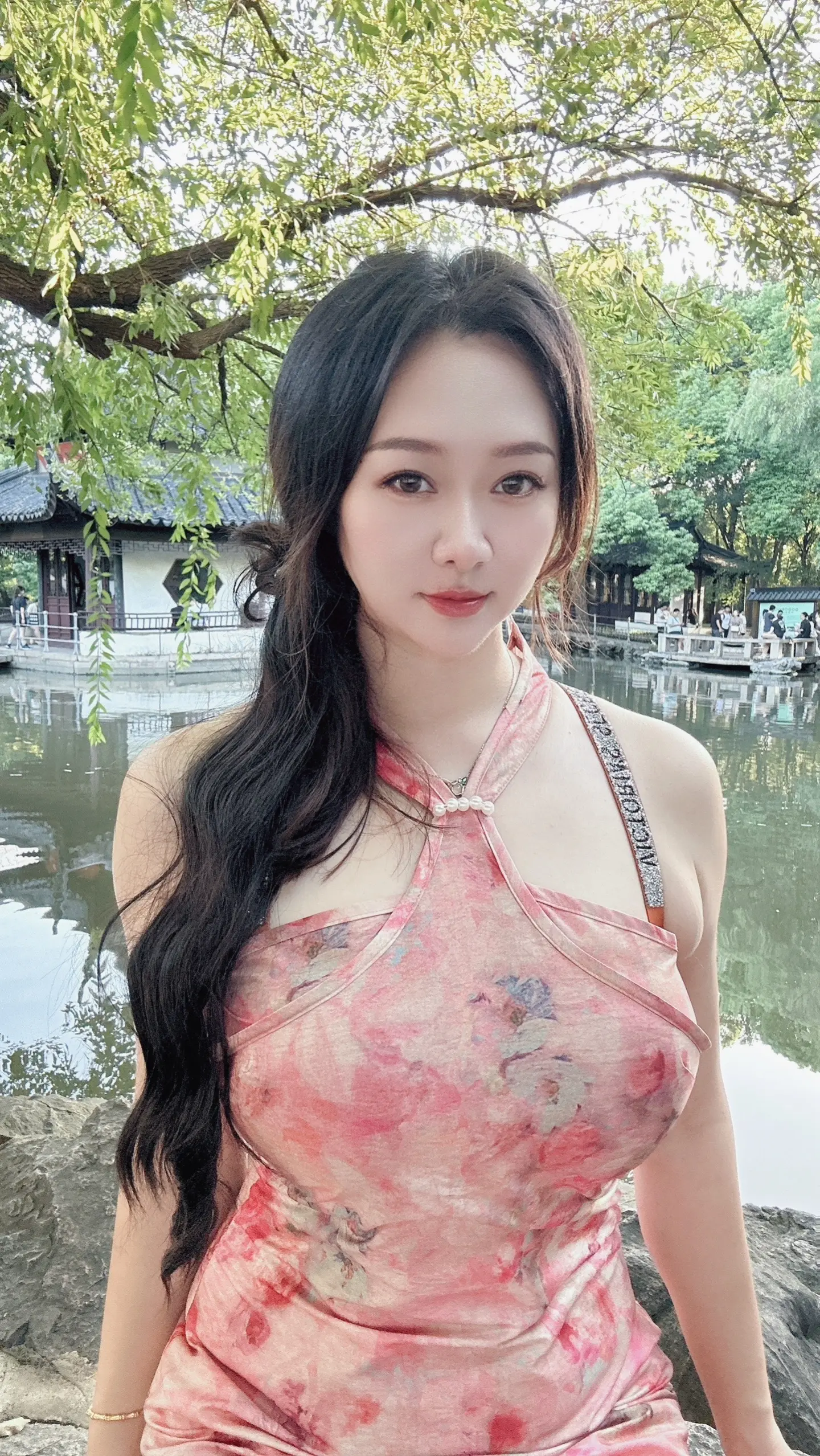 你看月亮都圆了，你还不过来和我画圈圈？