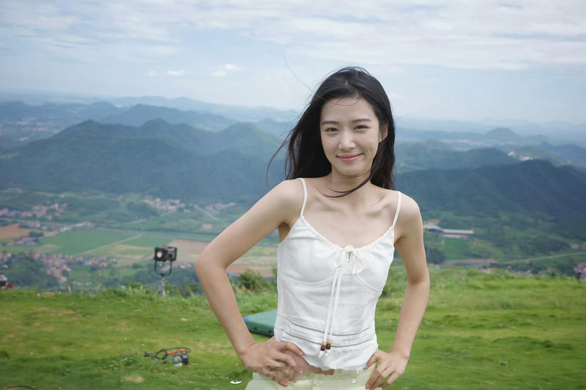 7月的最后一天，素颜的卢昱晓寄来美萌的明信片🈶