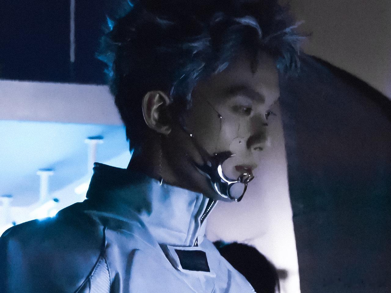 吴磊 我的仿生人男友醒了 这个蓝瞳仿生人看一眼就想吻上 
