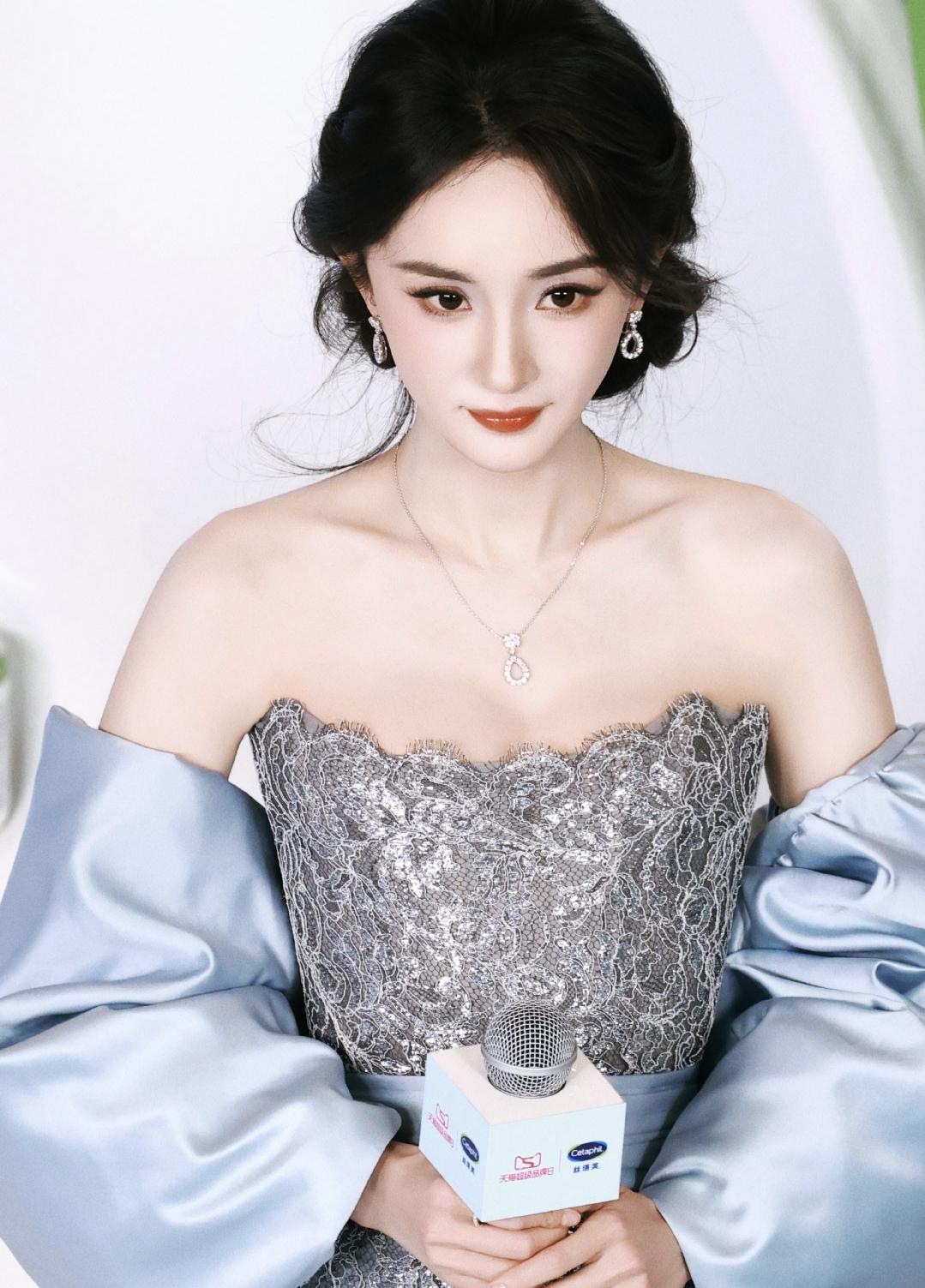 杨幂   𝟮𝟬𝟮𝟱𝟭𝟮𝟬𝟰上海丝塔芙线下活动。