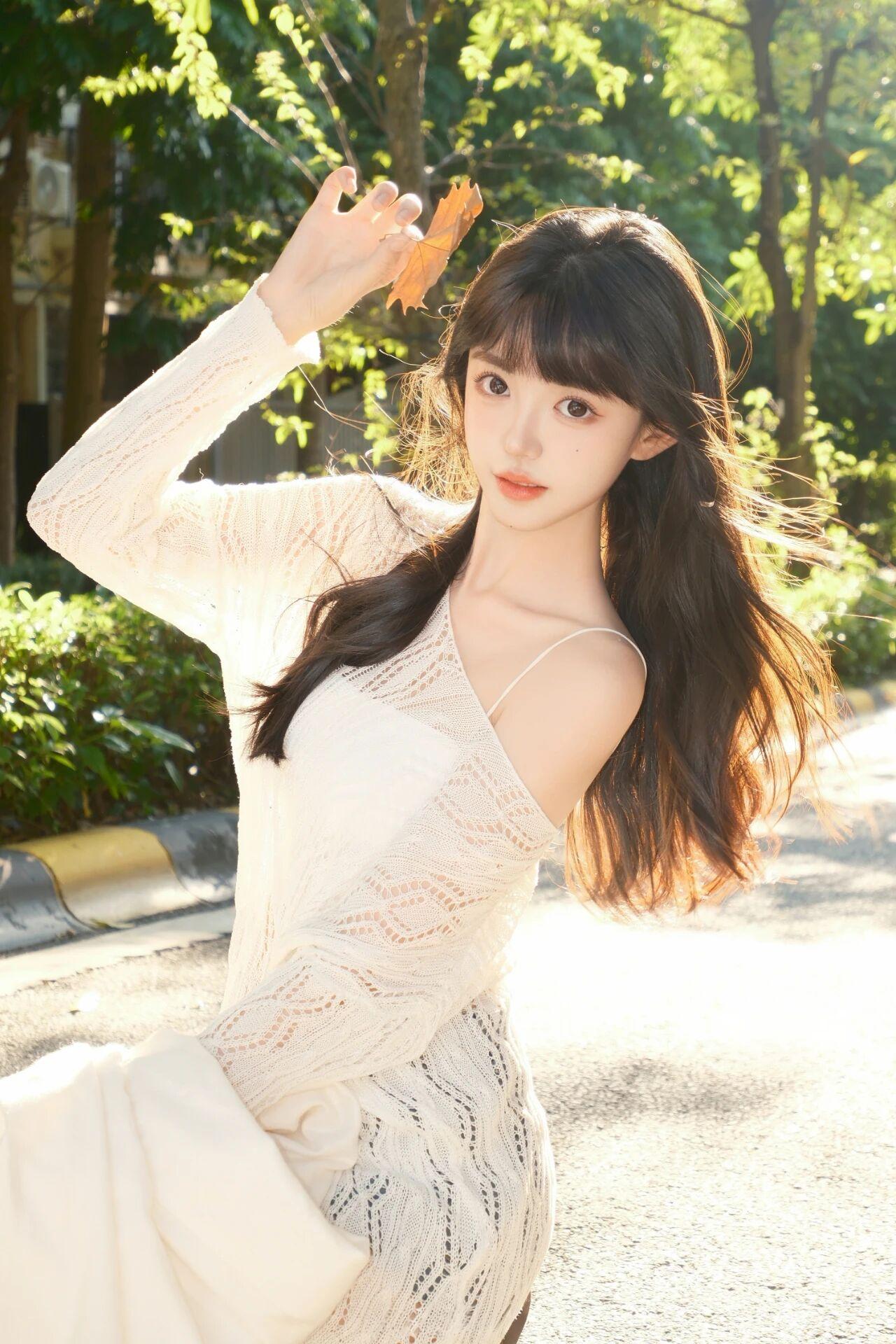 《秋日的私语》
阳光像被筛子滤过，在白色蕾丝裙上织出细碎的金斑。她站在落叶纷飞的