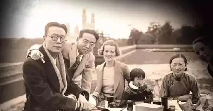 1984年，金岳霖临终拉着林徽因儿子梁从诫的手，颤巍巍地说：“我等了你妈一辈子，