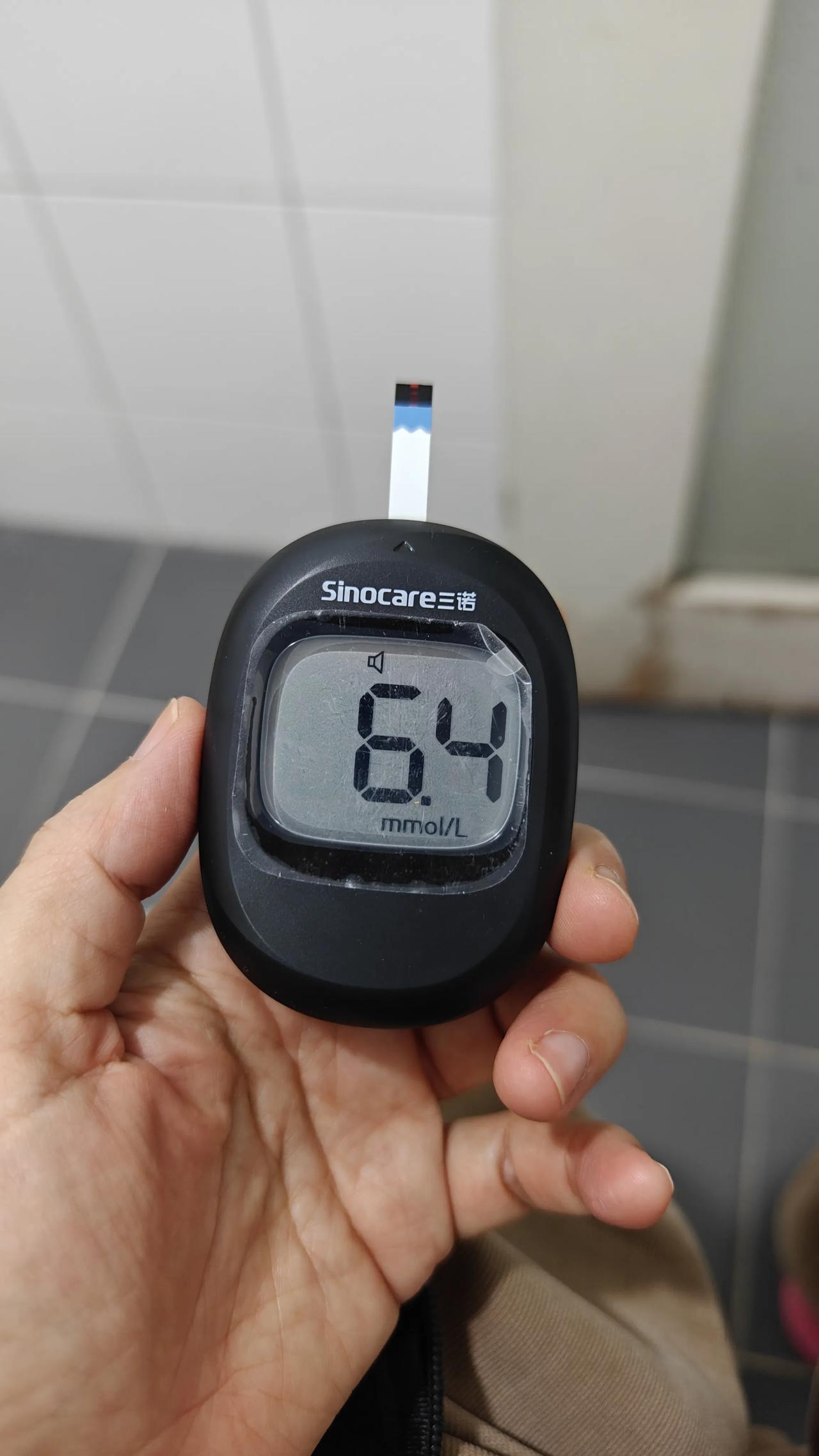 每天清晨刚睁开眼，我第一件事就是测血糖。今早血糖是六点四，还是有些偏高。

早先