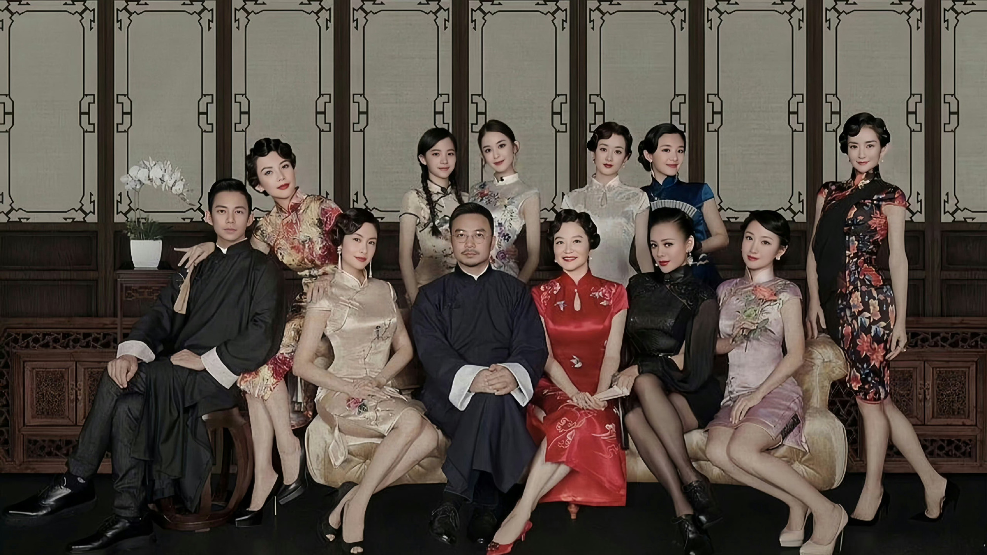 #何炅赵丽颖合影旧照# 回顾何炅与赵丽颖的早期合作，两人共同参加某综艺节目，青涩