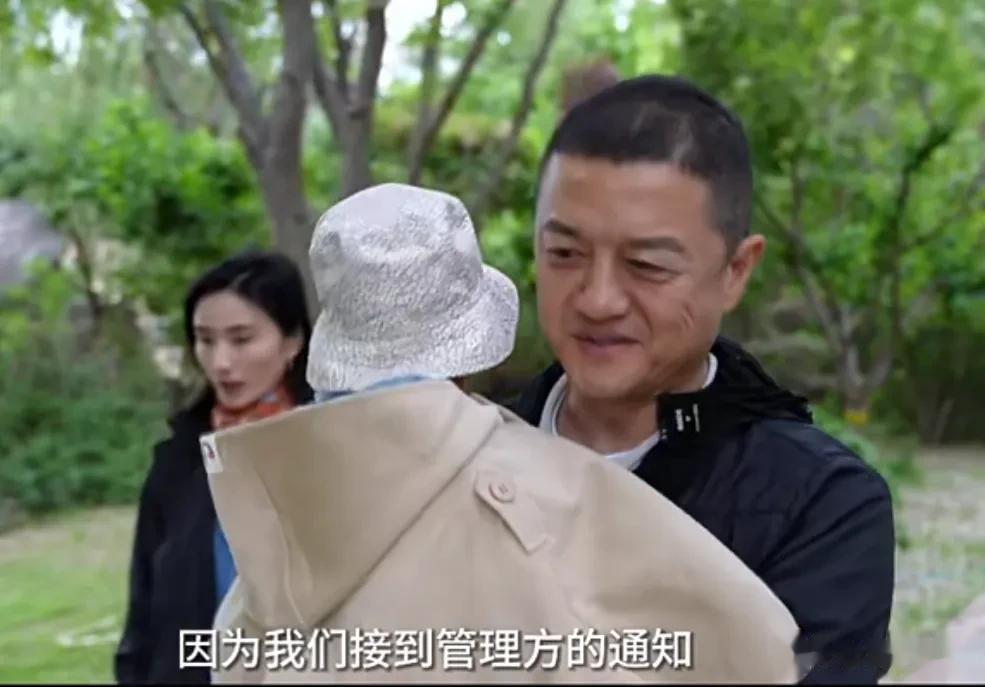 李亚鹏一脸兴奋的，在郊区别墅附近种了一堆菜，却遭到别墅物业的上门警告，“这些地方
