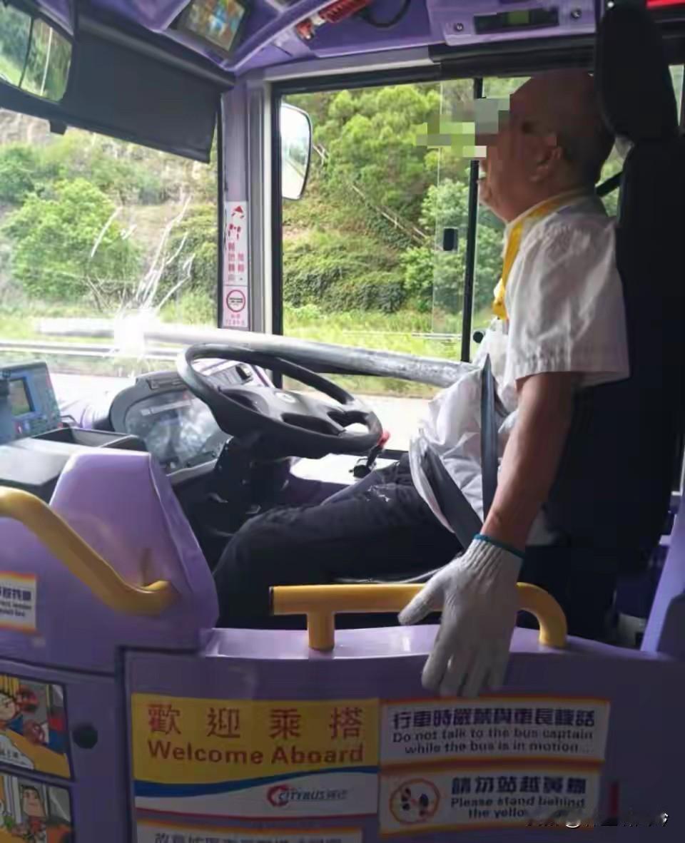 香港青朗公路上出了个吓人事儿！一辆往元朗去的巴士正开着，一根73厘米的铁棍突然飞