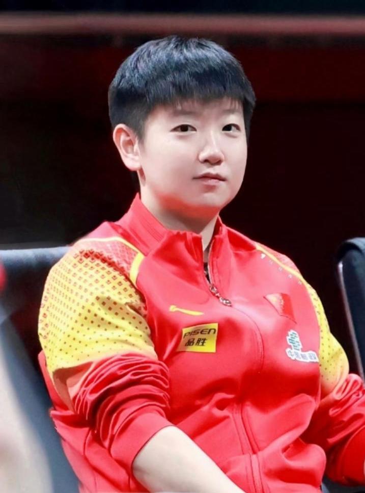 她是国乒的“定海神针”，更是00后领军的“破局者”。巴黎奥运扛着混双收复失地的重