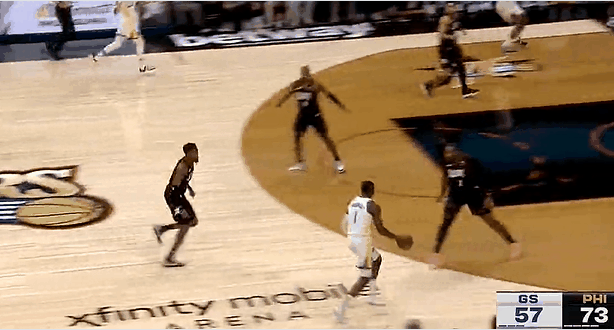 辣眼睛！库明加这球都运不明白啊！
在今天NBA常规赛勇士对阵费城的第三节比赛中，