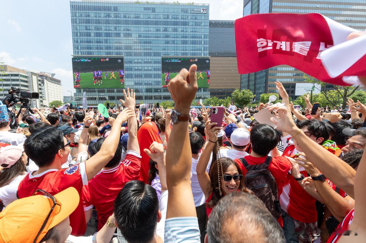 据韩国媒体《韩国先驱报》报道，周五首尔光化门广场聚集了数千名球迷，共同庆祝韩国队