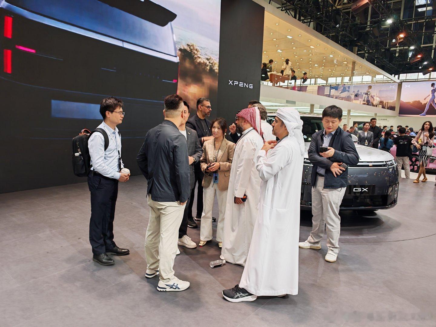小鹏展台上全是外国人！从他们好奇和专注的眼神可以看出来，中国汽车技术真的站在全球