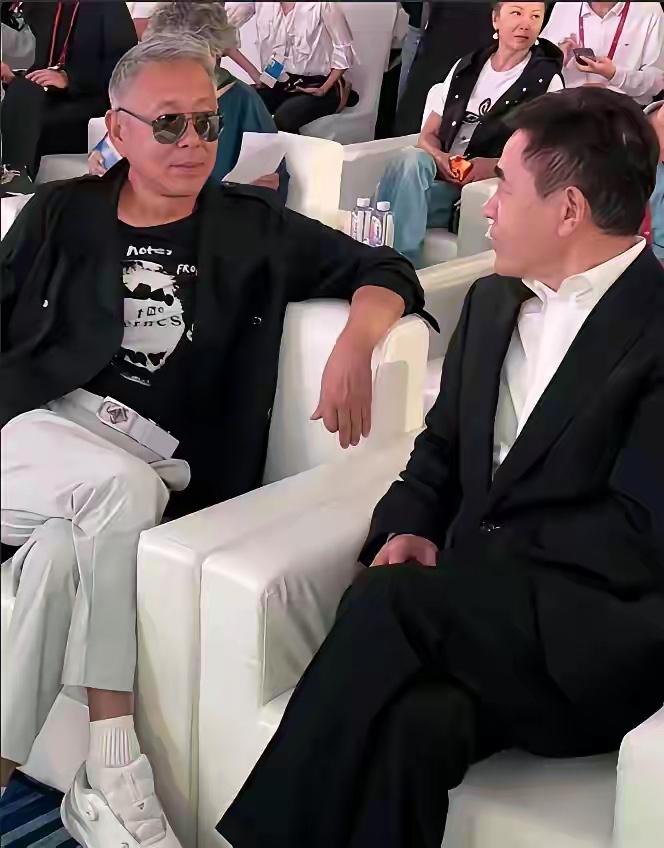 最近网上指责陈什么明正式场合戴墨镜🕶️。你怎么看？（网络截图）