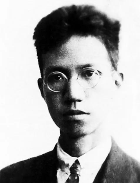 他与梁启超、王国维、赵元任并称清华国学院四大导师，被誉为“教授中的教授”；

他