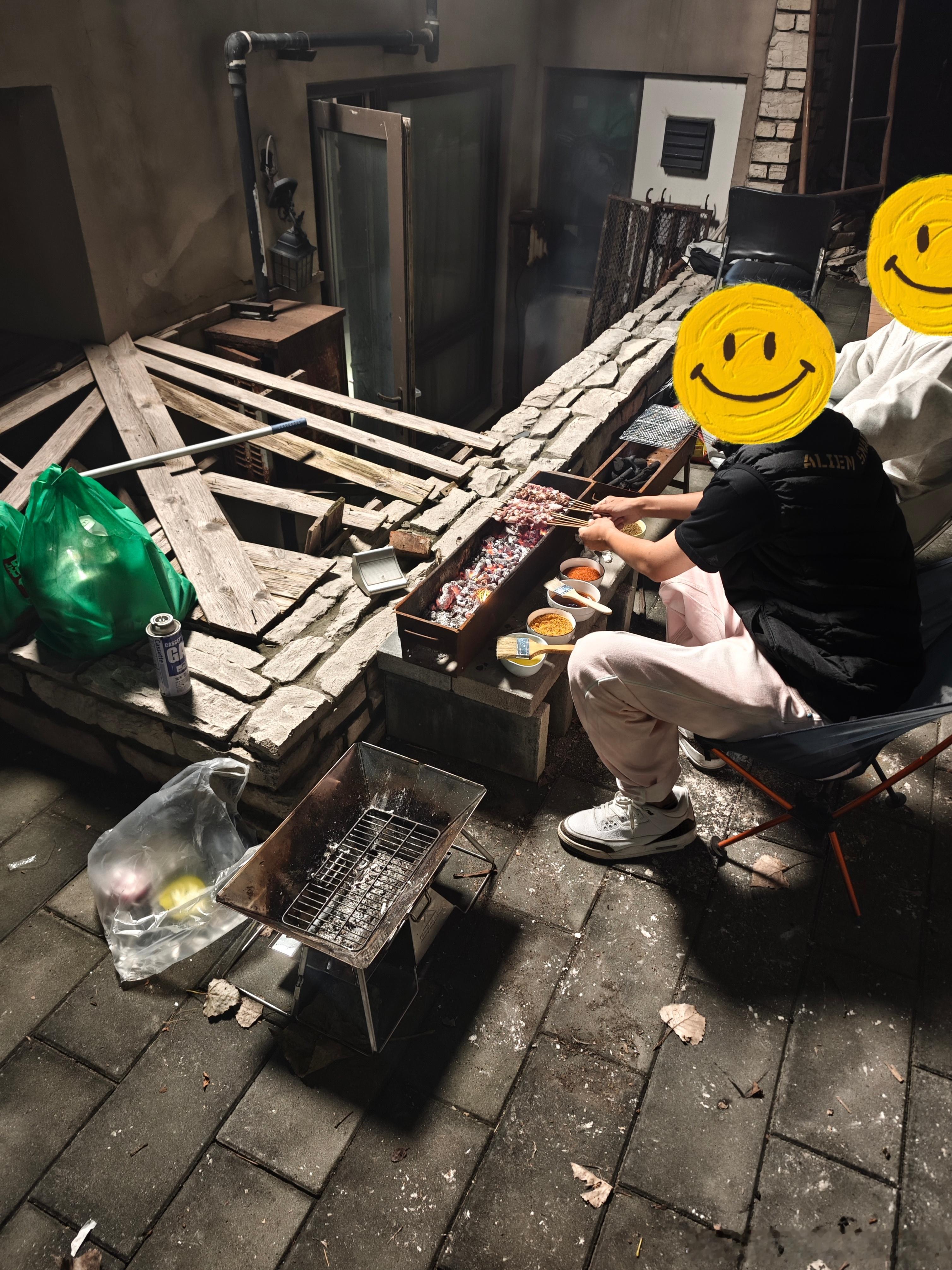 去年9月份买的烤炉，就买回来用了一次，时隔一年都放生锈了，终于捡起来重新利用[融