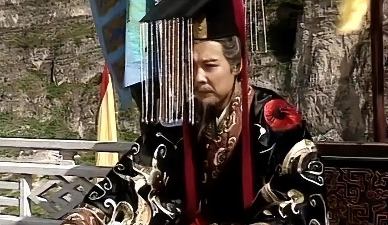刘备称帝才2年，就连杀4位大臣，诸葛亮逼他杀2个，刘备自己杀2个。
 
章武元年