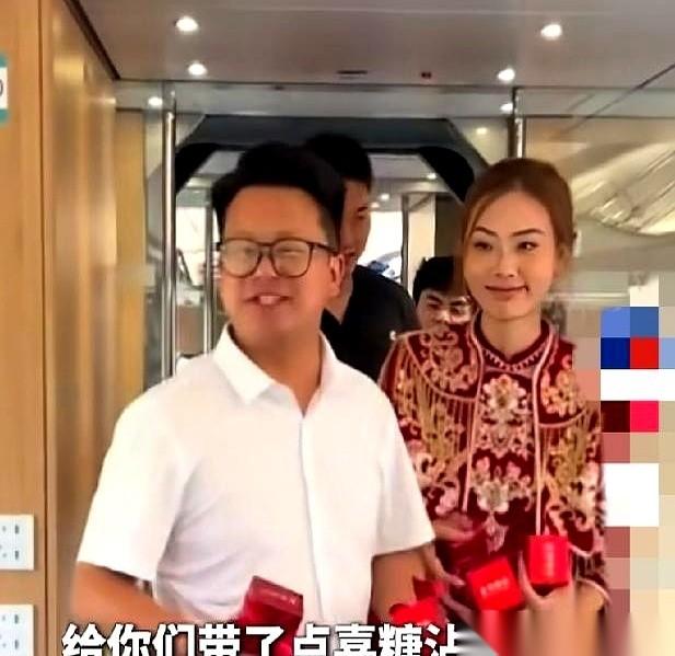 广东台最近报道了一起接亲奇事，一对新人的操作，直接把传统婚车车队的风头全抢光了。