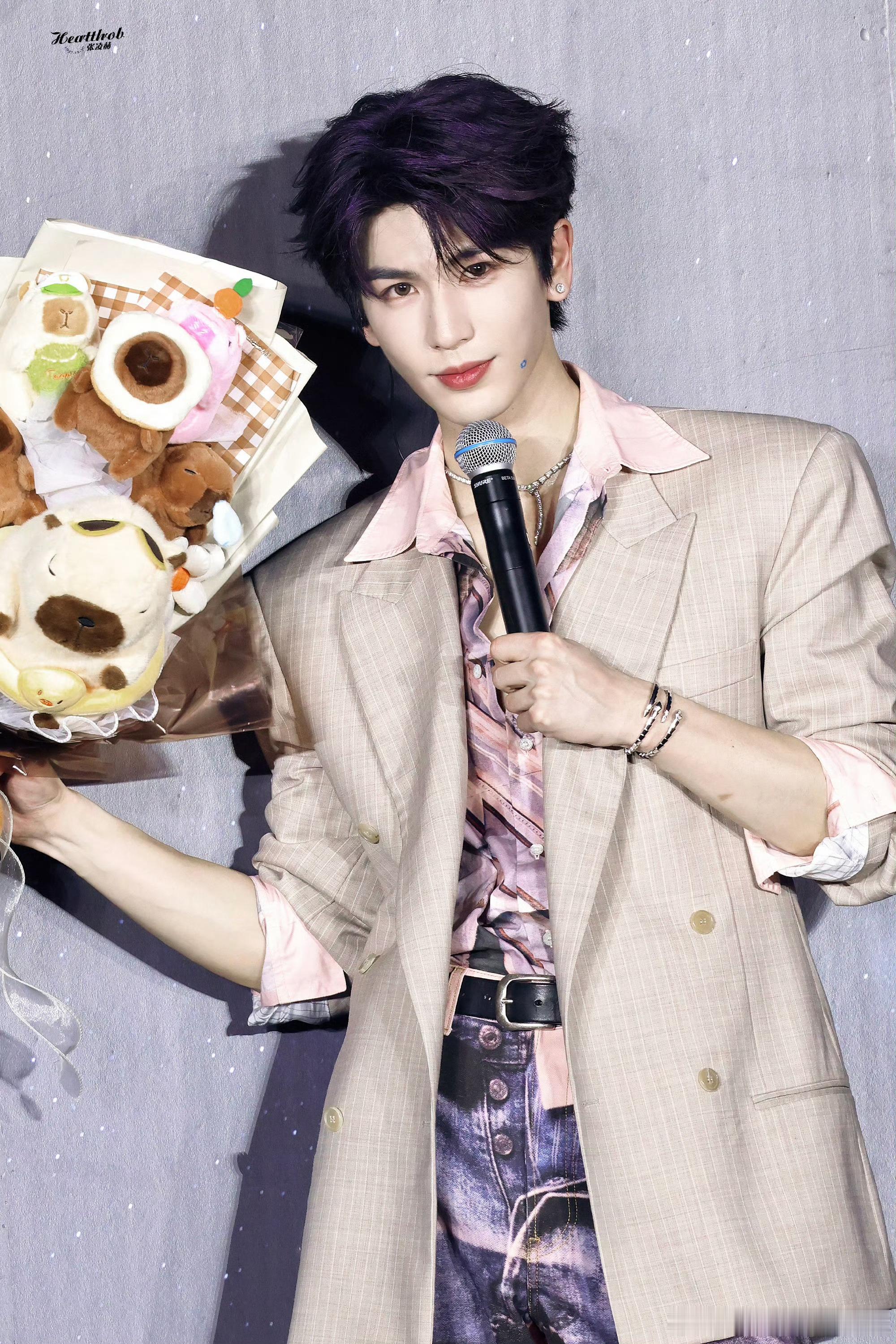 你是说七夕被张凌赫送花了吗别人七夕收鲜花，我们靠脑洞收获张凌赫送出的花束。明知道