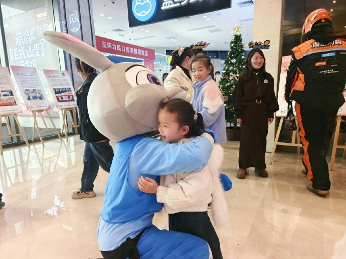 台州这场自由拥抱活动暖到市民心坎里 在崇尚效率的时代，停下来给陌生人一个拥抱，是