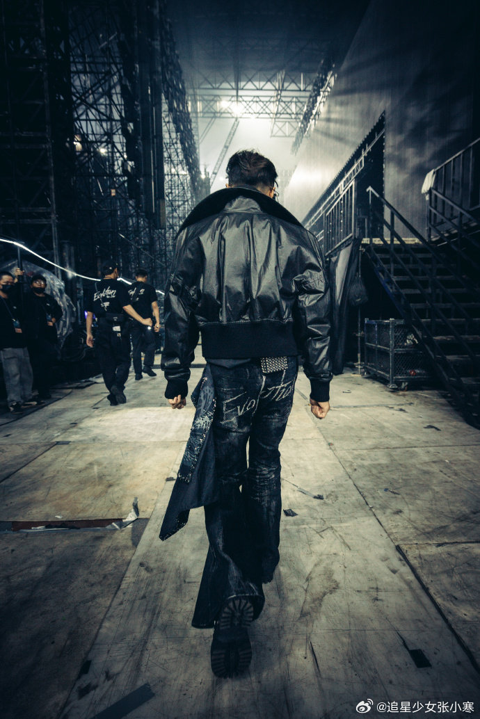 谢霆锋富有且慷慨 谢霆锋富有且慷慨，胸肌就这样大方展露！谢霆锋今晚继续