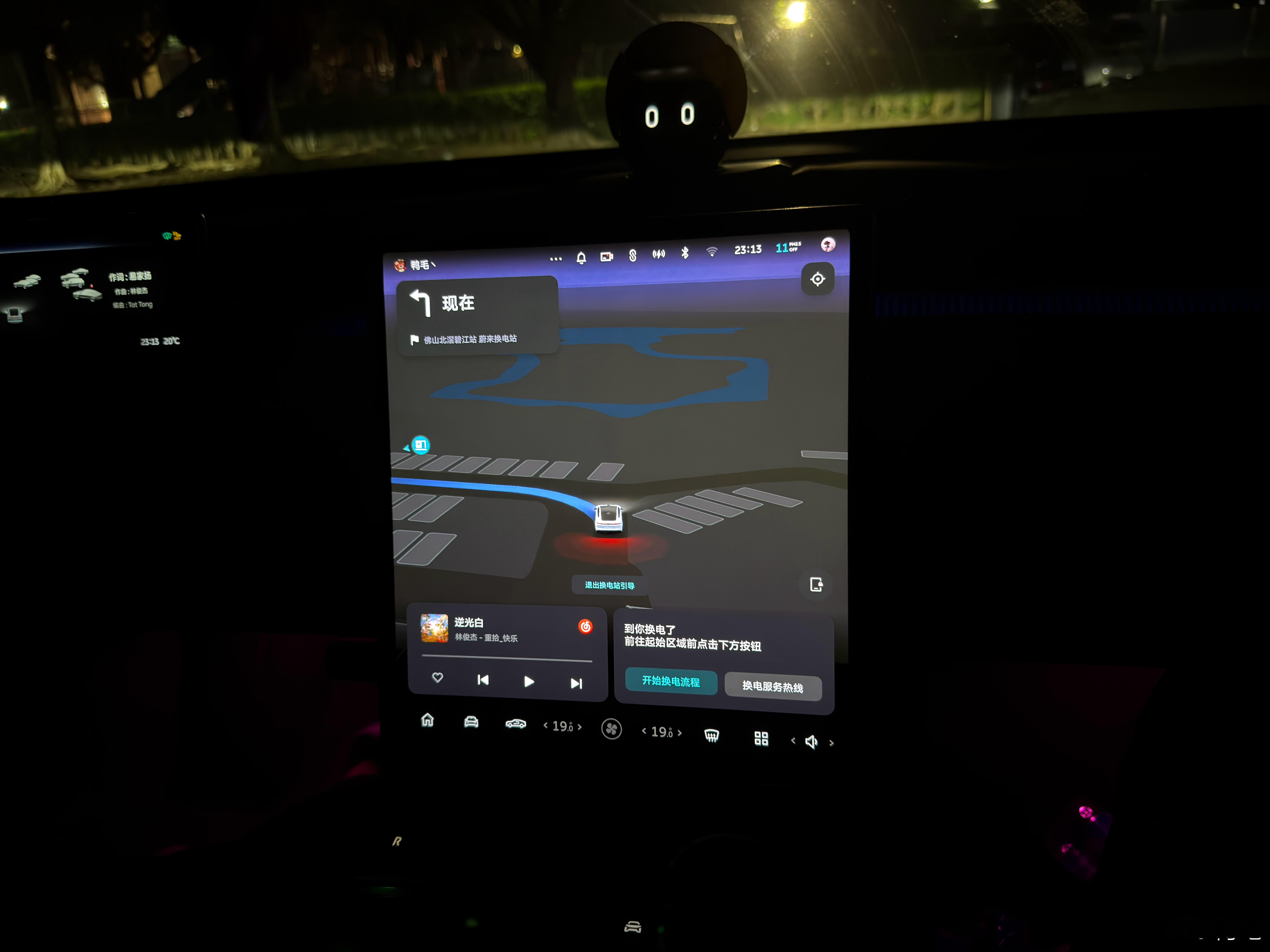 昨天去换电，才发现蔚来在车机更新了「换电站引导」，这点好评。透过现象看本质，我猜