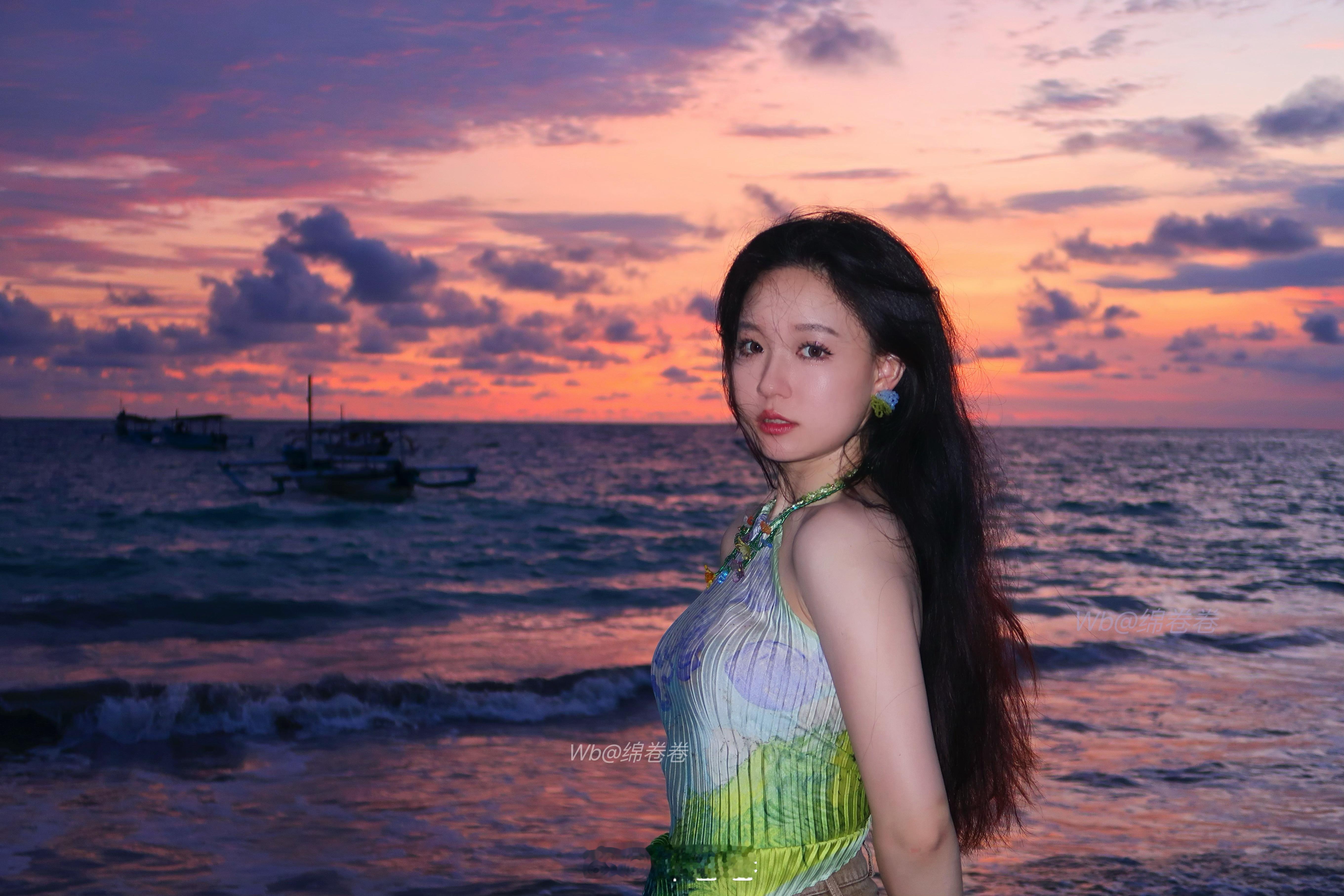 落日奔赴大海，晚霞是最浪漫的告白🌄#火烧云##晚霞# ​​​