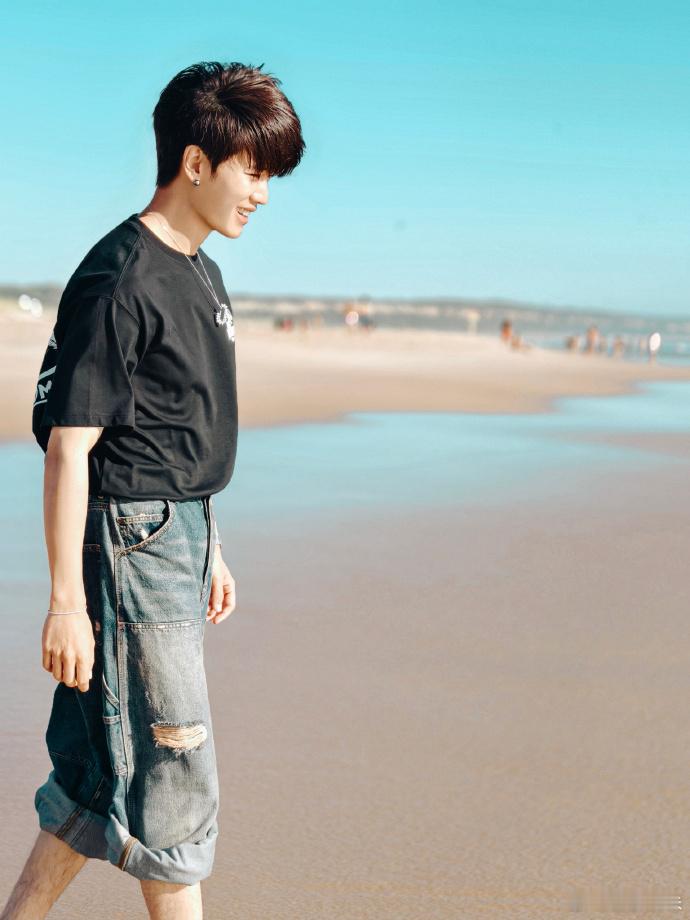 #来看娱乐[超话]##任嘉伦沙滩流水风景##任嘉伦沙滩照# 这一幕也太阳光帅气啦