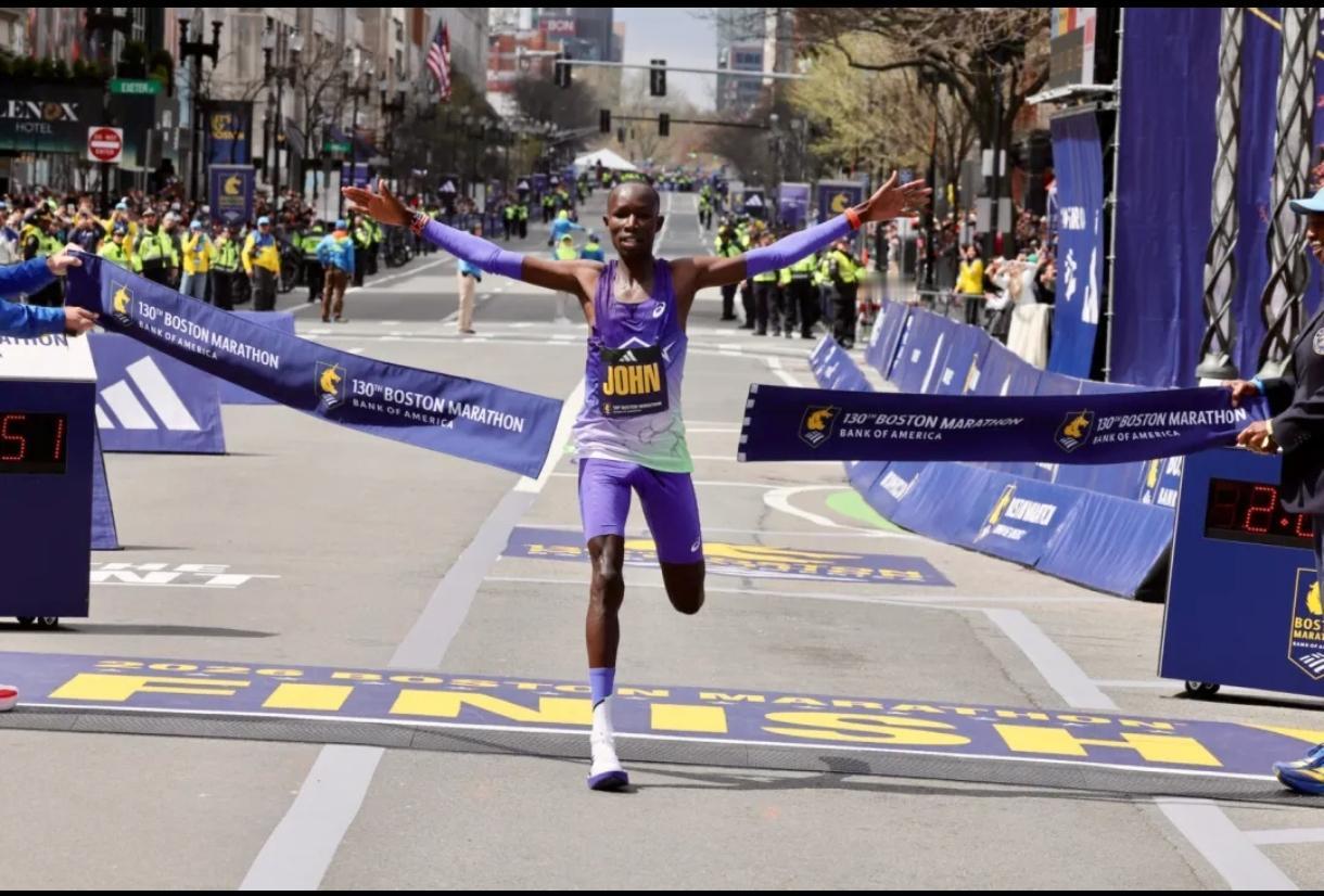 2026第130届波士顿马拉松，完美天气跑出炸裂成绩！
 
科里尔2小时01分5