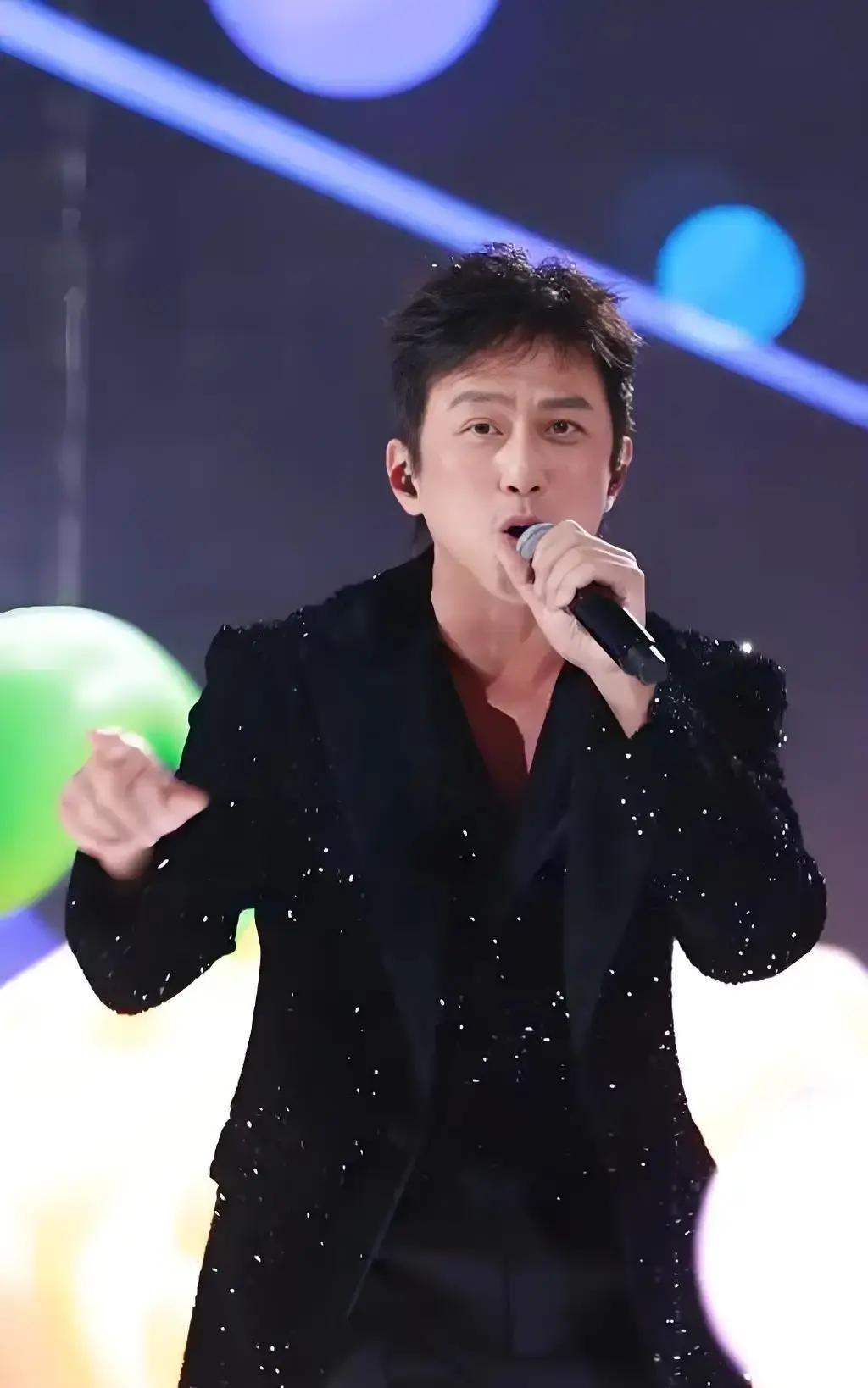 邓超唱歌2亿播放
 
谁也没想到，邓超在跨年夜把一首《无敌》唱到热搜第一。48小