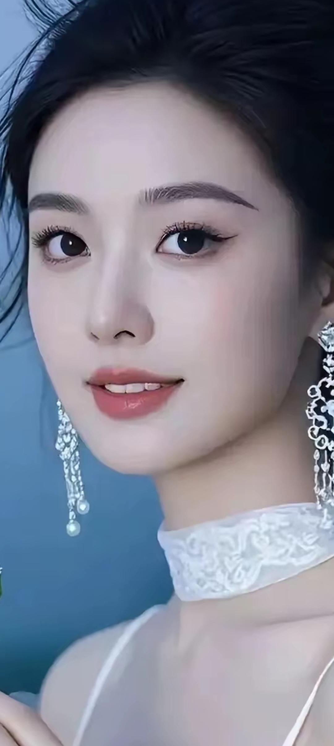 优雅气质，珍珠耳环与蕾丝颈饰的完美搭配，尽显高贵典雅。