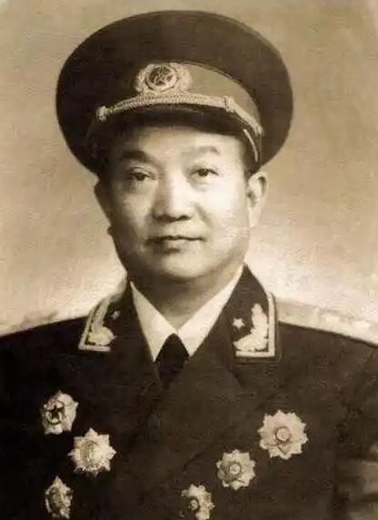 开国中将李雪三，河南焦作人，他有一段非常悲惨的身世。
 
李雪三1910年出生，