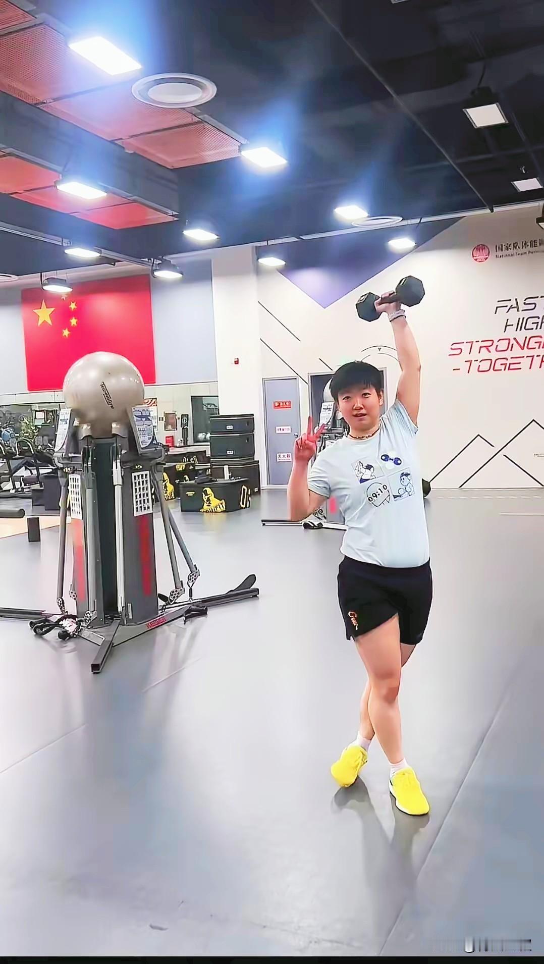 出征新加坡之前，
从孙颖莎的训练照来看，
莎莎过年又吃胖了一些，
小肚腩都有了！