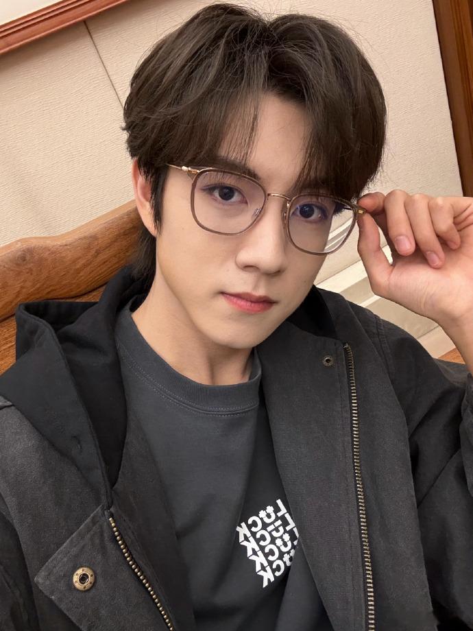 赵一博自拍live四宫格  赵一博眼镜自拍live 赵一博眼镜自拍 live 四