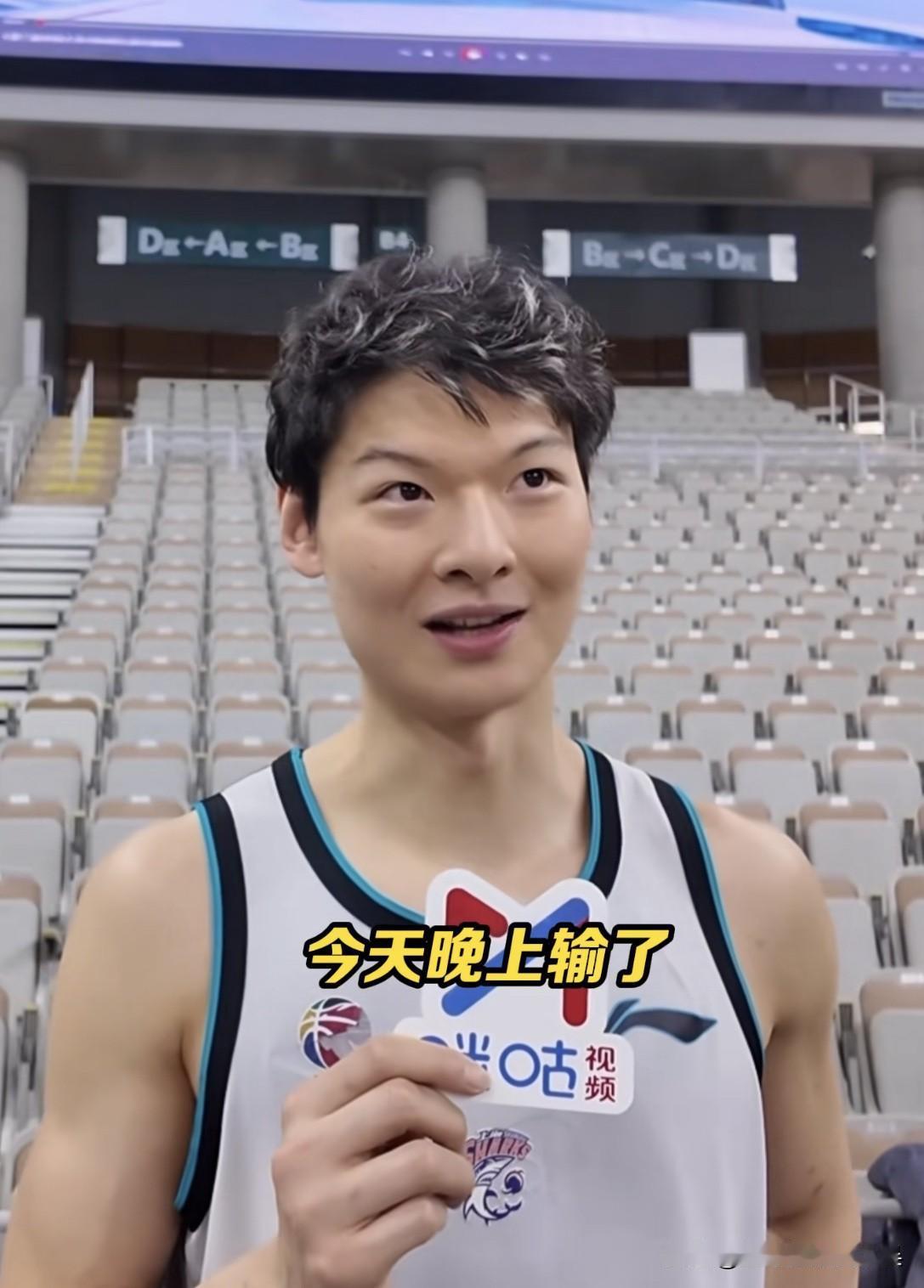 王哲林：“既然是卫冕冠军，那就继续卫冕这个冠军，但是比赛还是一场一场打吧，刚也说