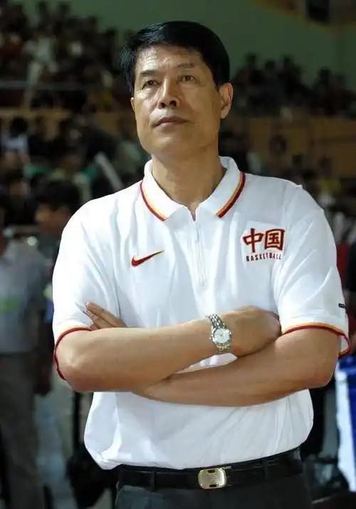 CBA最具德高望重的教练应该就是蒋兴权蒋指导了。
国家层面，1994年带队拿下男