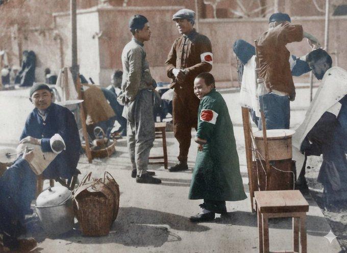 这是一张常被日本右翼账号传播的照片。画面露天空地上摆着几个木椅，几个中国男子坐在