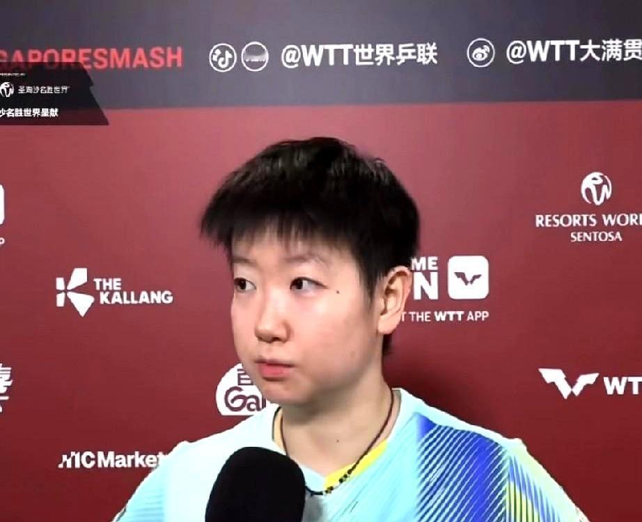 孙颖莎刚赚了裁判送的分，转头喊停提醒对手挑战鹰眼，结果自己吃了黄牌！
 
第三局