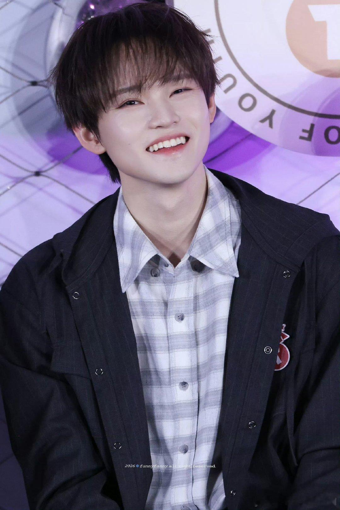 钟辰乐超燃青春的合唱兼具唱功与舞技，钟辰乐完美适配合唱舞台，跳舞样子真的太迷人了