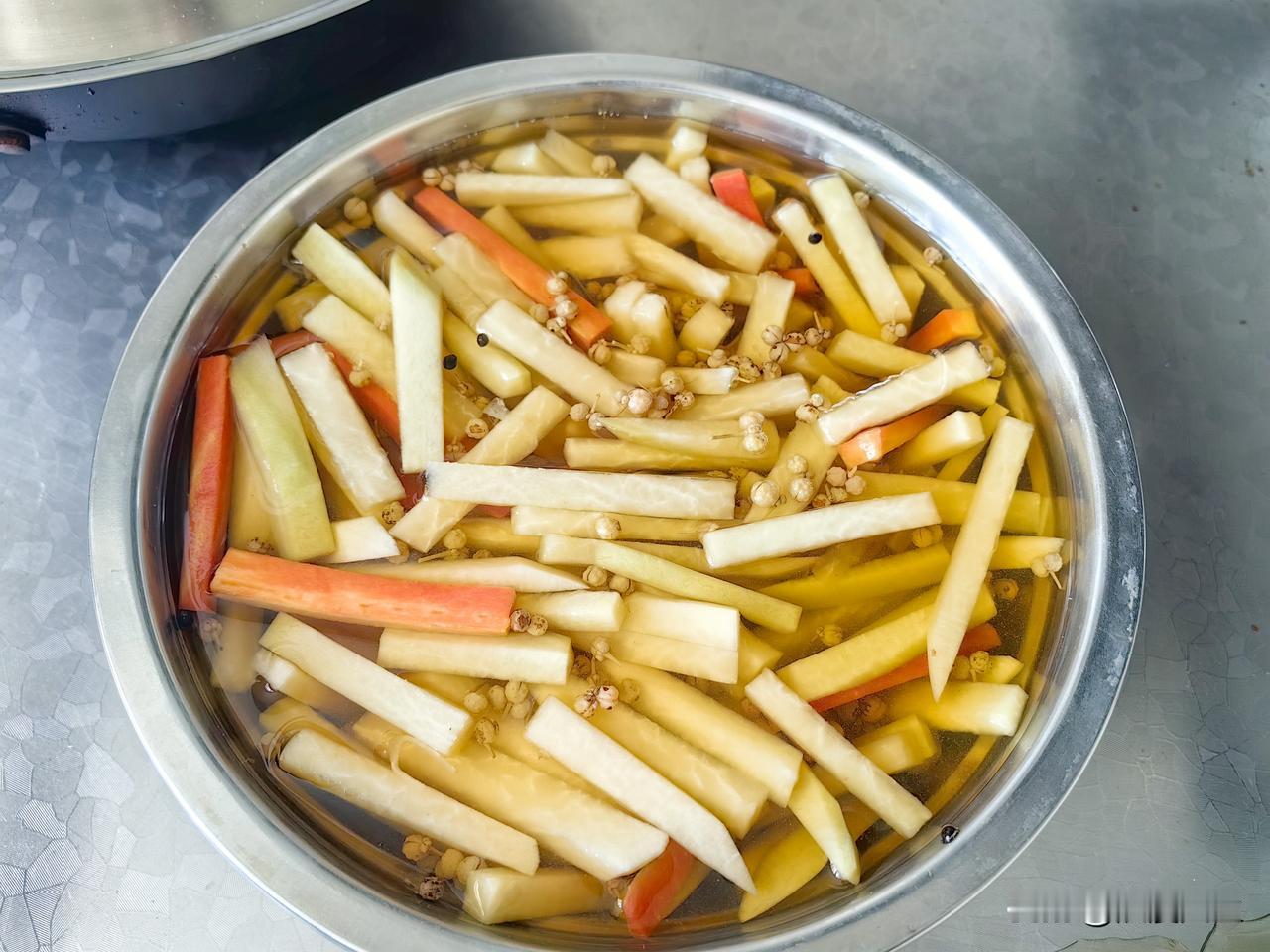 自己做的泡菜，大家看看色泽怎么样，味道杠杠滴，就是花椒有点多。
做法简单，先将红