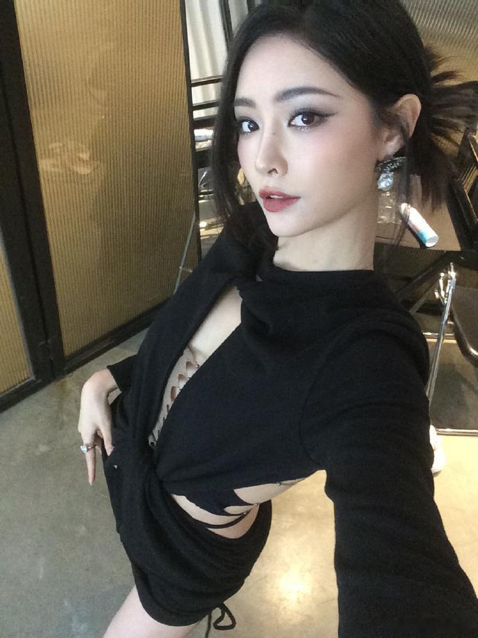 #许佳琪AI腰臀比例##许佳琪露背S感# 许佳琪的AI腰臀比例和露背S感，吸引了