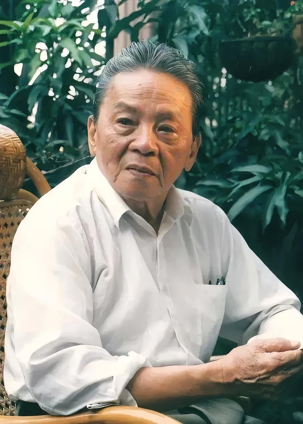 一手执笔写散文，一手修书续文脉！岑桑撑起岭南文化半壁江山
 
岑桑（1926年1