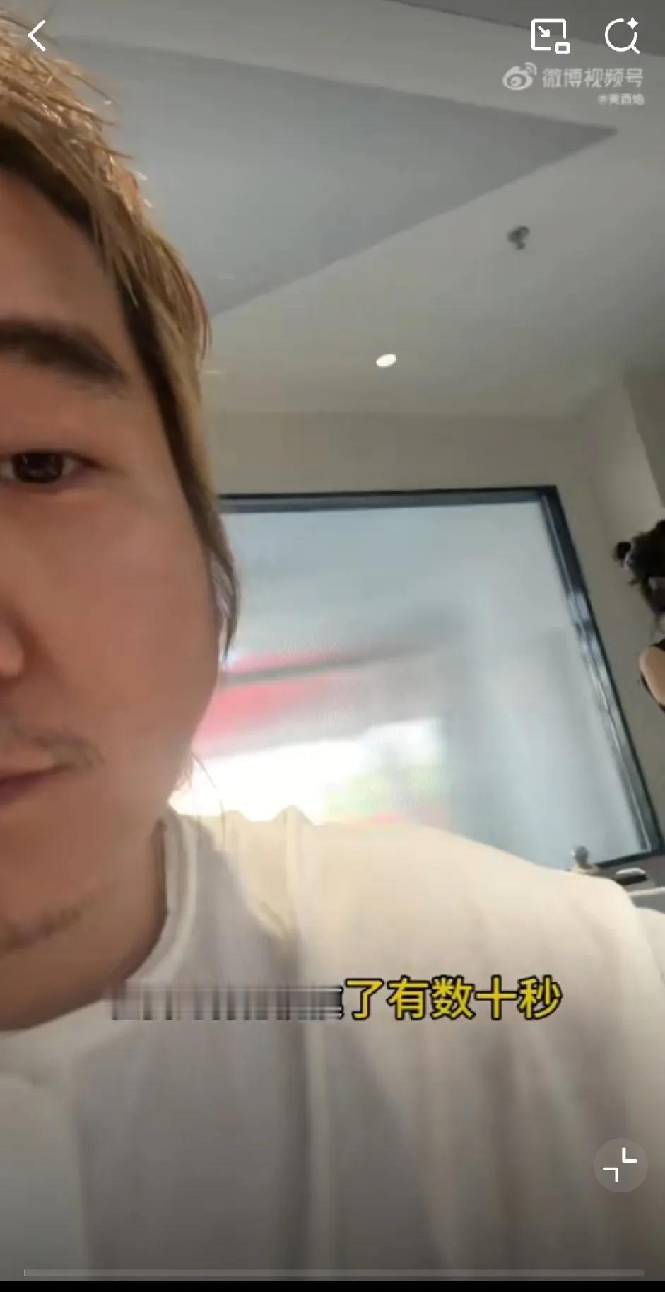 开理发店的师傅们要注意了：给女顾客围毛巾的时候，一不小心就有可能被对方认为实施了
