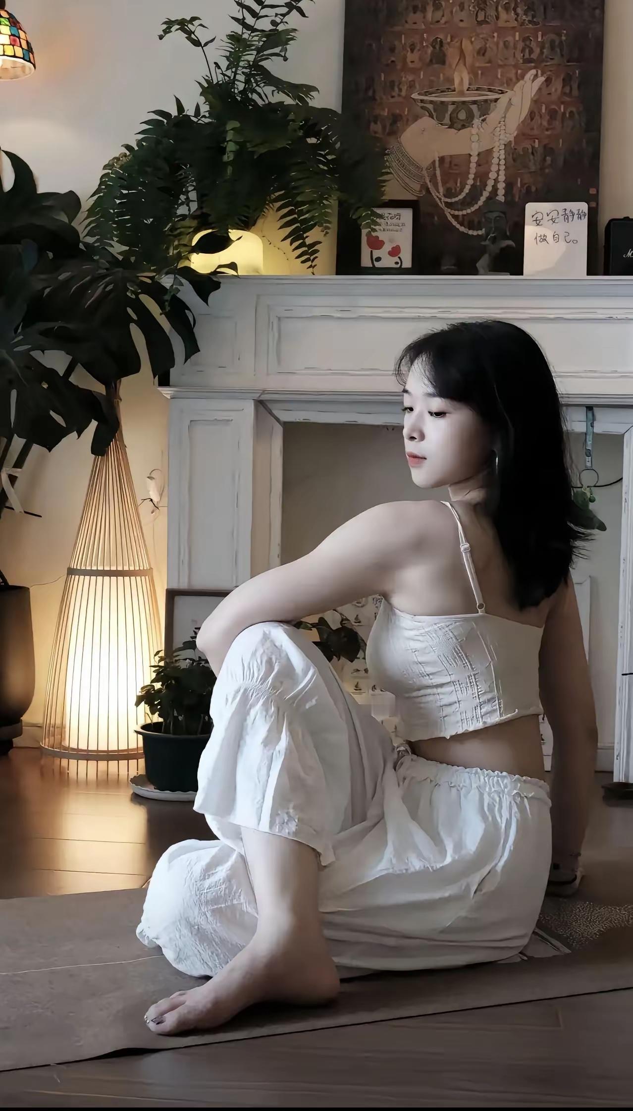 现在网络上都在鼓吹纤细骨感才美，但在现实中，真正有女人味、耐看的往往是微胖女生。