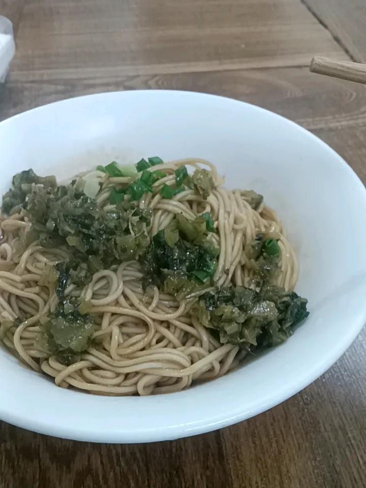 连熬两天夜班，本就浑身发沉，今早直接落枕，脖子僵得转不动，抬手低头都扯着疼，浑身