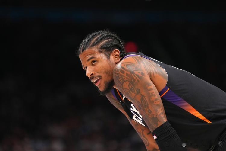 太阳击败勇士晋级季后赛，个格林打出职业生涯季后赛的代表作，全场20投14中，三分