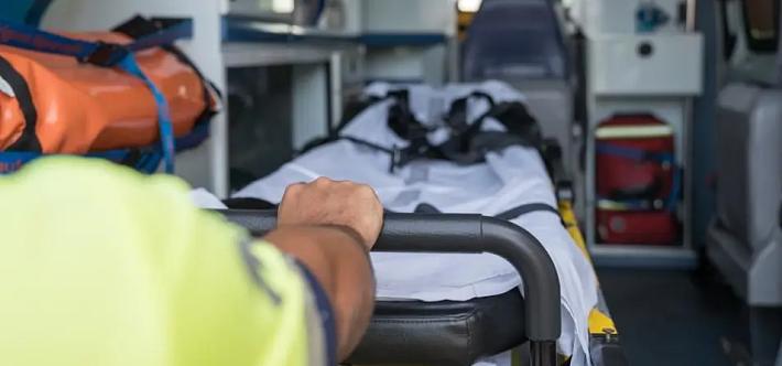 看到患者在救护车上要下车小便，结果坠桥身亡的新闻，真的太让人痛心了。这意外发生得