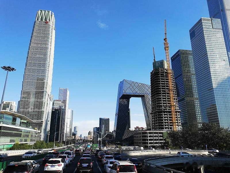 未来房价还会不会涨，现在问十个人九个纠结，没上车的怕涨，背了房贷的怕跌，手里攥着
